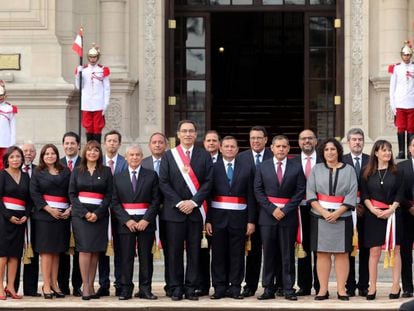 El presidente Vizcarra junto a sus nuevos ministros.