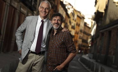 El historiador Robert S. Coale (a la izquierda en la imagen) y el dibujante Paco Roca, a comienzos de junio en Madrid.