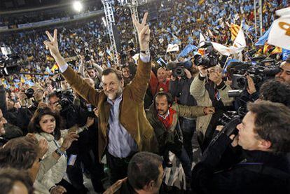 El Bigotes, tras Rajoy, en un mitin en Valencia en la campaña de las generales de 2008.
