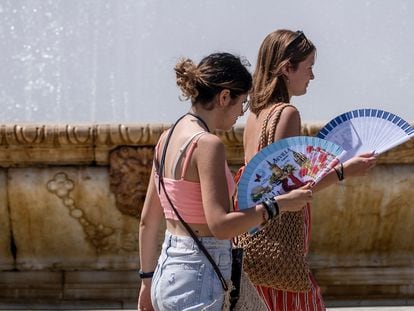 Dos chicas con abanico este lunes en Sevilla.
