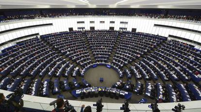 Vista general de una sesi&oacute;n plenaria en hemiciclo del Parlamento Europeo en Estrasburgo (Francia).