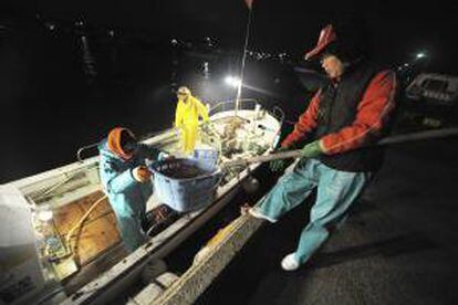 Una familia de pescadores en aguas de la costa de Ohara, en la prefectura de Chiba, al sur de Fukushima (Japón), en 2011. EFE/Archivo