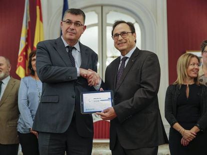 El consejero de Econom&iacute;a, Vicent Soler, a la derecha, entrega el proyecto de Presupuestos de 2018 al presidente de las Cortes Valencianas, Enric Morera.
