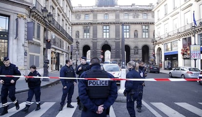 Cordó policial entorn del Louvre, aquest divendres a París.