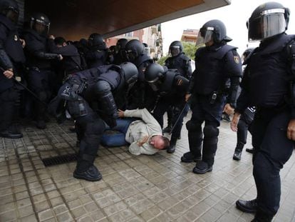Policías cargan en la Escola Mediterrània de la Barceloneta el 1-O.