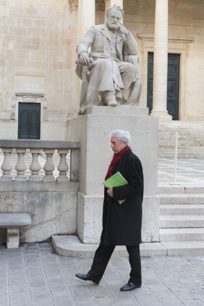 Vargas Llosa pasa delante de la estatua de Victor Hugo en París.