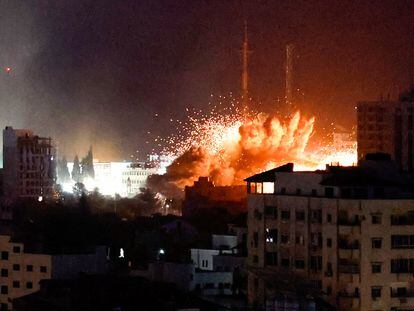 Una explosión en Gaza durante los bombardeos israelíes de respuesta al ataque de Hamás.