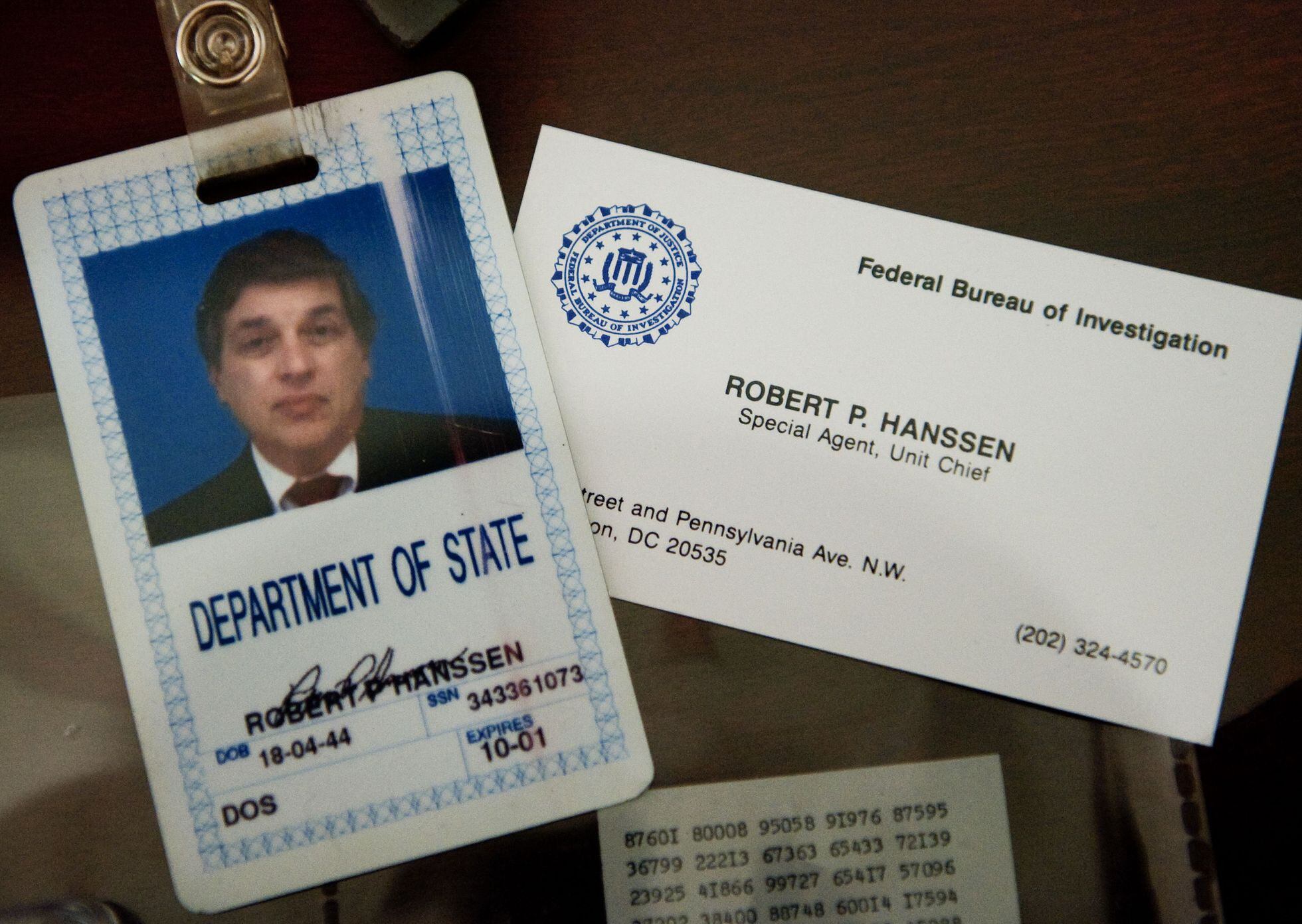 La identificación y tarjeta de contacto de Robert Hanssen en una vitrina de la academia del FBI en Quantico (Virginia), en mayo de 2009.