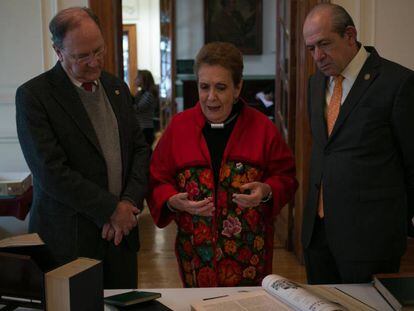 Carmen Tag&uuml;e&ntilde;a, presidenta del Ateneo, Enrique Del Val (izquierda) y Enrique Fern&aacute;ndez Fassnacht