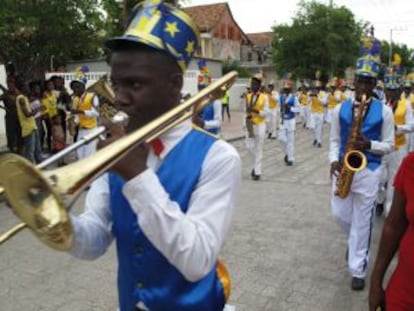 Celebración del día de la bandera en Cabo Haitiano.