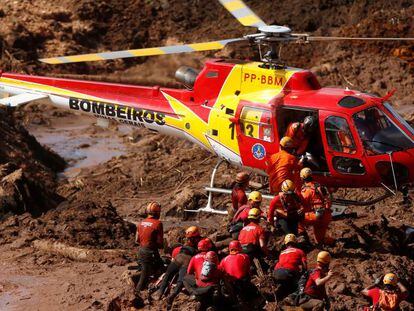 Bomberos rescatan a mineros en la mina fatal de C&oacute;rrego do Feijao, en el sur Brasil.