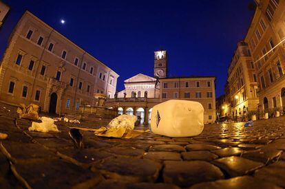 Basura en la plaza de Santa María en Trastevere (Roma).