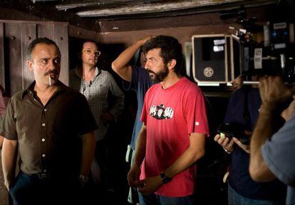 El actor Javier Gutiérrez (izquierda), junto al director Alberto Rodríguez en el rodaje de 'La isla mínima', que se estrenará en septiembre.