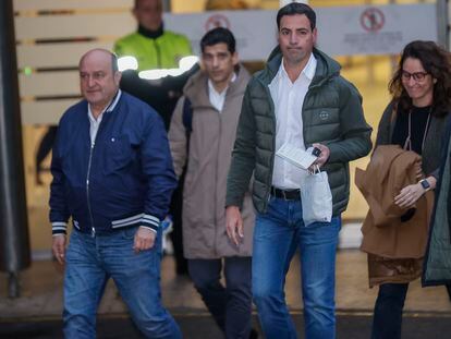 Imanol Pradales (derecha), acompañado por Andoni Ortuzar, a su salida del hospital. EFE