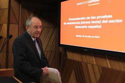 El gobernador del Banco de España, Miguel Fernández Ordóñez, en la rueda de prensa de ayer.