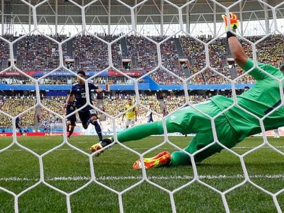 El centrocampista japonés Shinji Kagawa anota desde el punto de penalti.