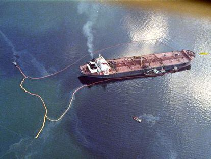 El petrolero &#039;Exxon Valdez&#039;, tras el accidente, vierte su carga de crudo en aguas de la bah&iacute;a de Prince William, Alaska (EE UU) en 1989. 