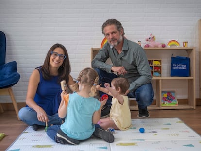 Laura Molero y Alejandro Sánchez Bryanton, junto a sus dos hijas en Sevilla, este jueves.