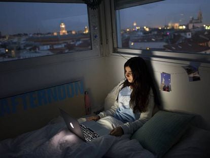 Una adolescente ve una serie en la cama de su habitación el 18 de marzo de 2020 en Madrid, España. 