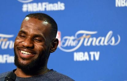 LeBron James, durante una rueda de prensa en Cleveland.
