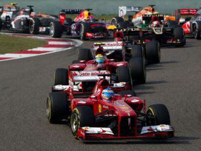 Alonso lidera un momento de la carrera, en el GP de China.