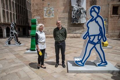 El artista británico Julian Opie y Hortensia Herrero, organizadora de la muestra.