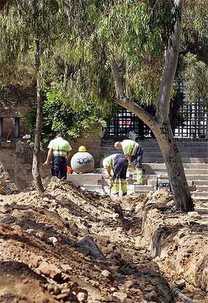 Trabajadores cavando zanjas en el parque de Joan Miró.
