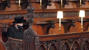 La reina Isabel II, en la Capilla de San Jorge durante el funeral del duque de Edimburgo, este sábado. En vídeo, el funeral de Felipe de Edimburgo.