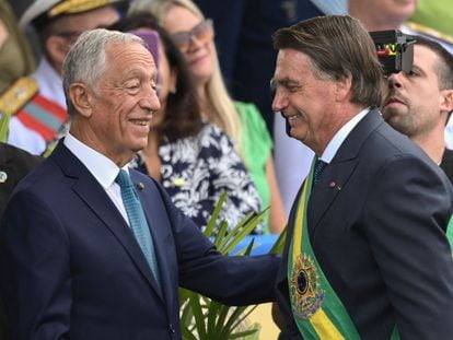 El presidente de Brasil, Jair Bolsonaro, y el presidente de Portugal, Marcelo de Souza, hablan durante un desfile militar para conmemorar el 200 aniversario de la independencia de Brasil, en Brasilia, el 7 de septiembre de 2022.