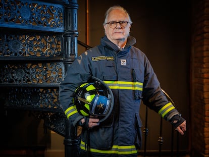 Alejandro Artigas, Director Honorario del Cuerpo de Bomberos de Santiago, en el Museo de Bomberos, Santiago.