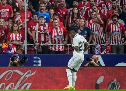 Varios seguidores del Atlético de Madrid gritan a Vinicius durante la celebración de un gol, el pasado domingo.