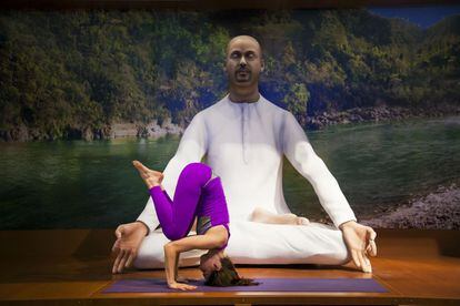 Una demostración de yoga en el estand de India, en el pabellón 4 de Fitur 2016.