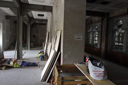 Dos trabajadores descansan en una de las zonas en obras del palacio de Cibeles, sede del Ayuntamiento de Madrid, en septiembre de 2010.