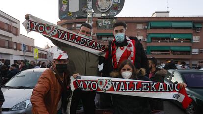 Aficionados del Rayo Vallecano antes del comienzo del partido de Copa contra el Betis.