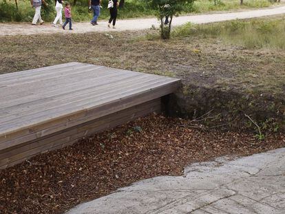 Parque Arqueolóxico de Arte Rupestre de Campo Lameiro, con el petroglifo Laxe dos Cabalos en primer término.