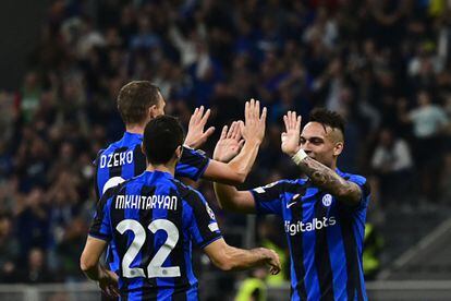 Dzeko, Lautaro Martínez y Mkhitaryan celebran uno de los tantos del Inter ante el Viktoria Plzen este miércoles.