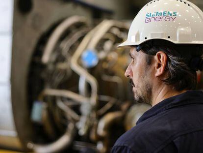 Trabajador de una planta de Siemens, en Alemania. 