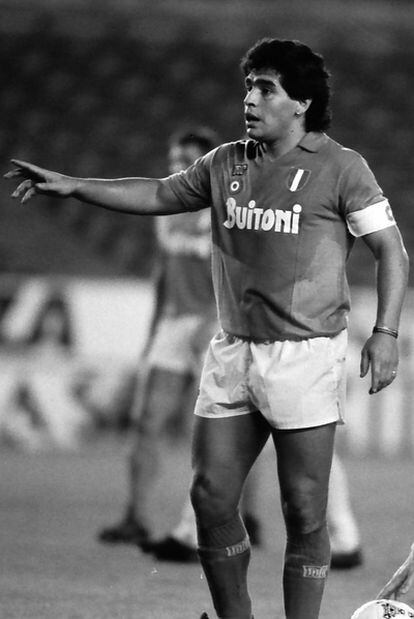 Diego Armando Maradona, con la camiseta del Nápoles.