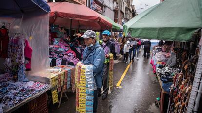 Imagen de archivo de personas comprando toda clase de productos en el barrio de San Victorino en Bogotá, Colombia.