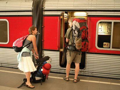 Una pareja sube a un tren en Montpellier (Francia).