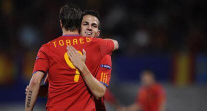 Torres y Cesc celebran un gol en la fase de clasificación para la Eurocopa