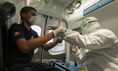 Personal sanitario en un simulacro ante un posible caso de coronavirus en Nuevo León, al norte de México. 