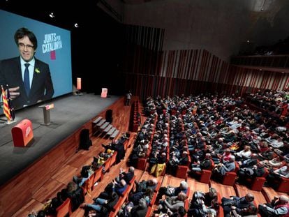 El expresidente de la Generalitat, Carles Puigdemont, interviene por videoconferencia desde Bruselas durante el acto electoral.