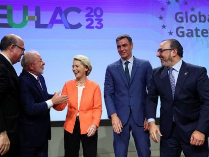 De izquierda a derecha, el presidente del Banco Interamericano de Desarrollo (BID), Ilan Goldfajn, Lula da Silva, Ursula von der Leyen, Pedro Sánchez y el presidente ejecutivo del Banco de Desarrollo de América Latina, Sergio Díaz-Granados, en el foro empresarial organizado en Bruselas, este lunes.