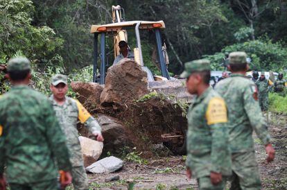 Elementos del Ejército remueven las piedras que los deslaves ocasionados por el temblor dejaron en los caminos de acceso a la comunidad de Ojo de Agua, en Michoacán.