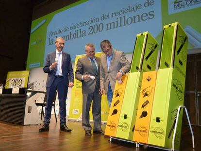 El secretario de Estado de Medio Ambiente, Hugo Morán, con el presidente y el director general de Ambilamp, Benito Rodríguez y Juan Carlos Enrique, este martes en el CaixaForum.