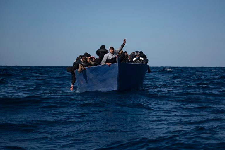 گروهی از مهاجران ، غالباً اریتراییایی ها ، شنبه گذشته در فاصله 150 کیلومتری ساحل لیبی از یک کشتی باز باز کمک می گیرند.