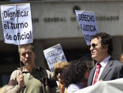 Protesta de los abogados del turno de oficio en los Juzgados de Plaza de Castilla de Madrid en 2011. ÁLVARO GARCÍA