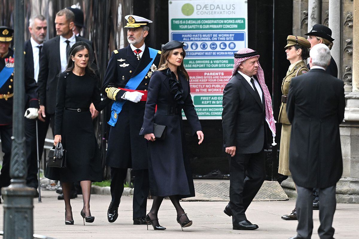 Los reyes de España y los de Jordania, a su llegada al funeral.