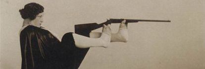 Regina Garc&iacute;a L&oacute;pez &#039;La Asturianita&#039; disparando una escopeta. 